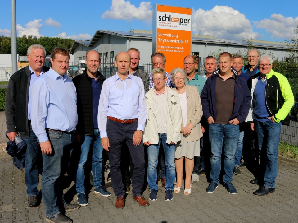 Der CDU-Ortsverband Dalum besuchte die Firma „Schleper design“ in Dalum. Inhaber und Geschäftsführer Bernd Schleper (Vierter von links) führte die Gruppe durch den Betrieb.  Foto: Ingo Hinrichs 