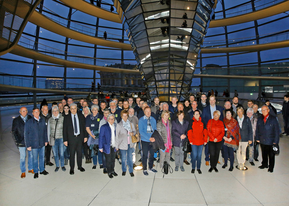 Die Mitglieder des THW mit Albert Stegemann und Axel Knoerig sowie weiteren Teilnehmern der Informationsfahrt nach Berlin auf der Reichstagskuppel