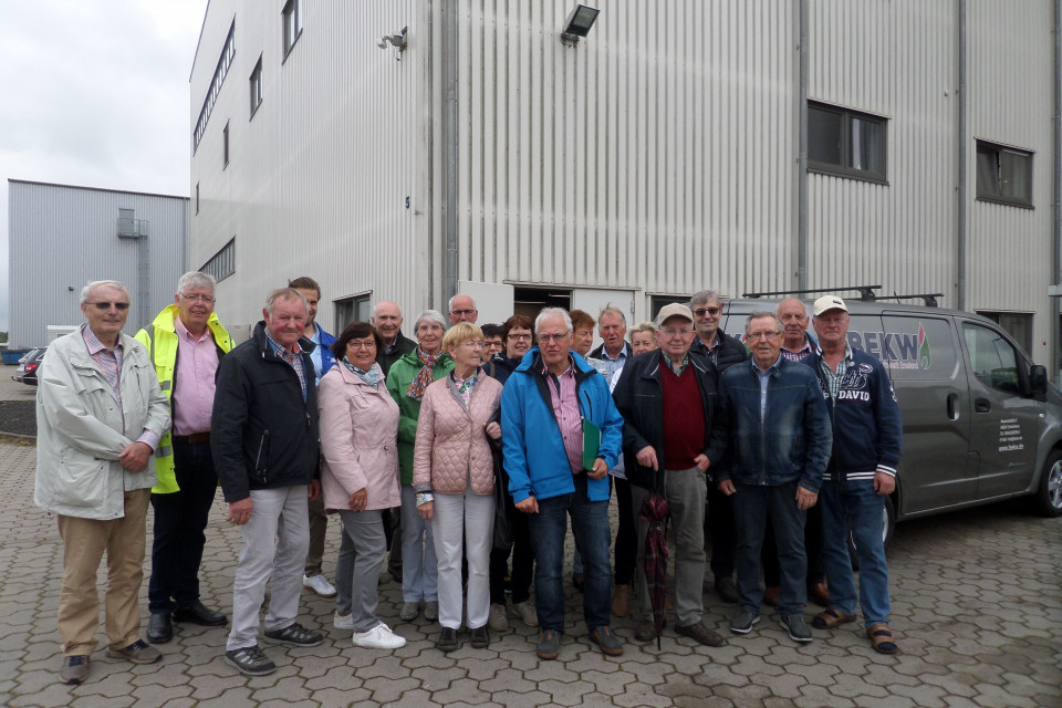 Mitglieder der Senioren Union Haren (Ems) vor der Firma AgroWea