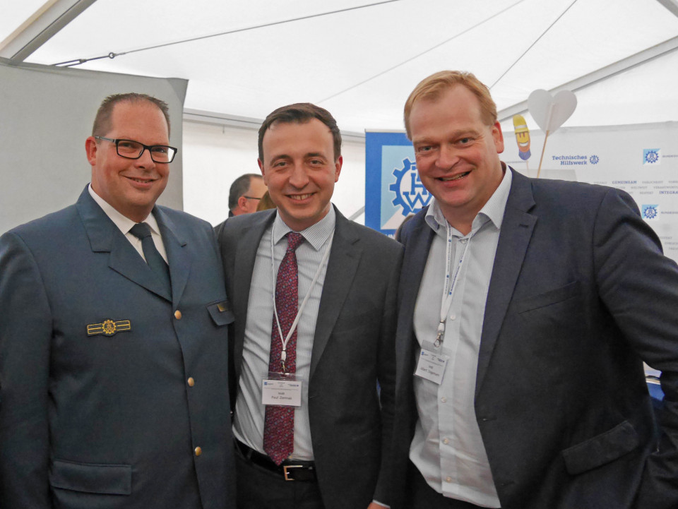 v.l.n.r.: THW-Regionalstellenleiter Dirk Herzog, CDU-Generalsekretär Paul Ziemiak MdB sowie Albert Stegemann MdB