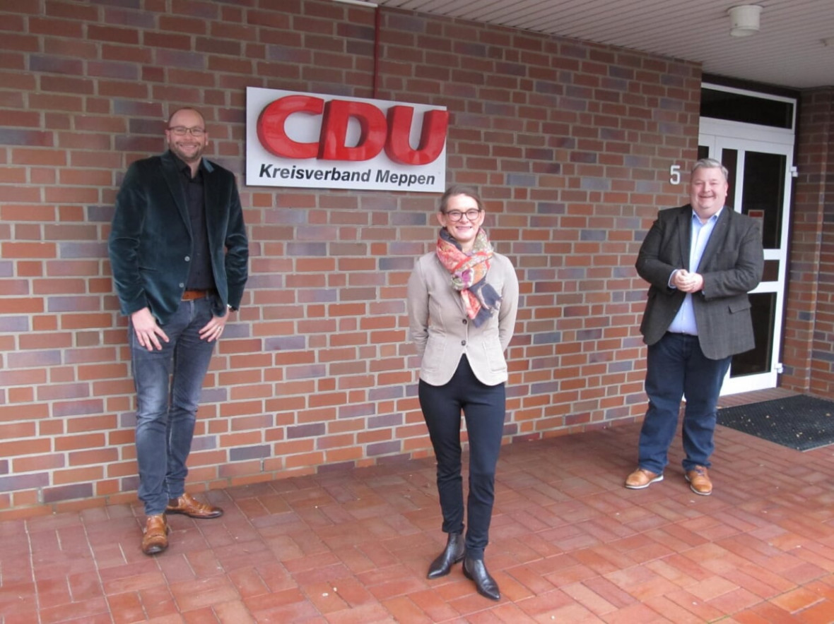 Neue ehrenamtliche Kreisgeschäftsführerin der CDU ist Lara Evers (Bildmitte), Kreisvorsitzender Holger Cosse (rechts) und der bisherige Geschäftsführer Heinz-Hermann Over. Foto: Martin Reinholz