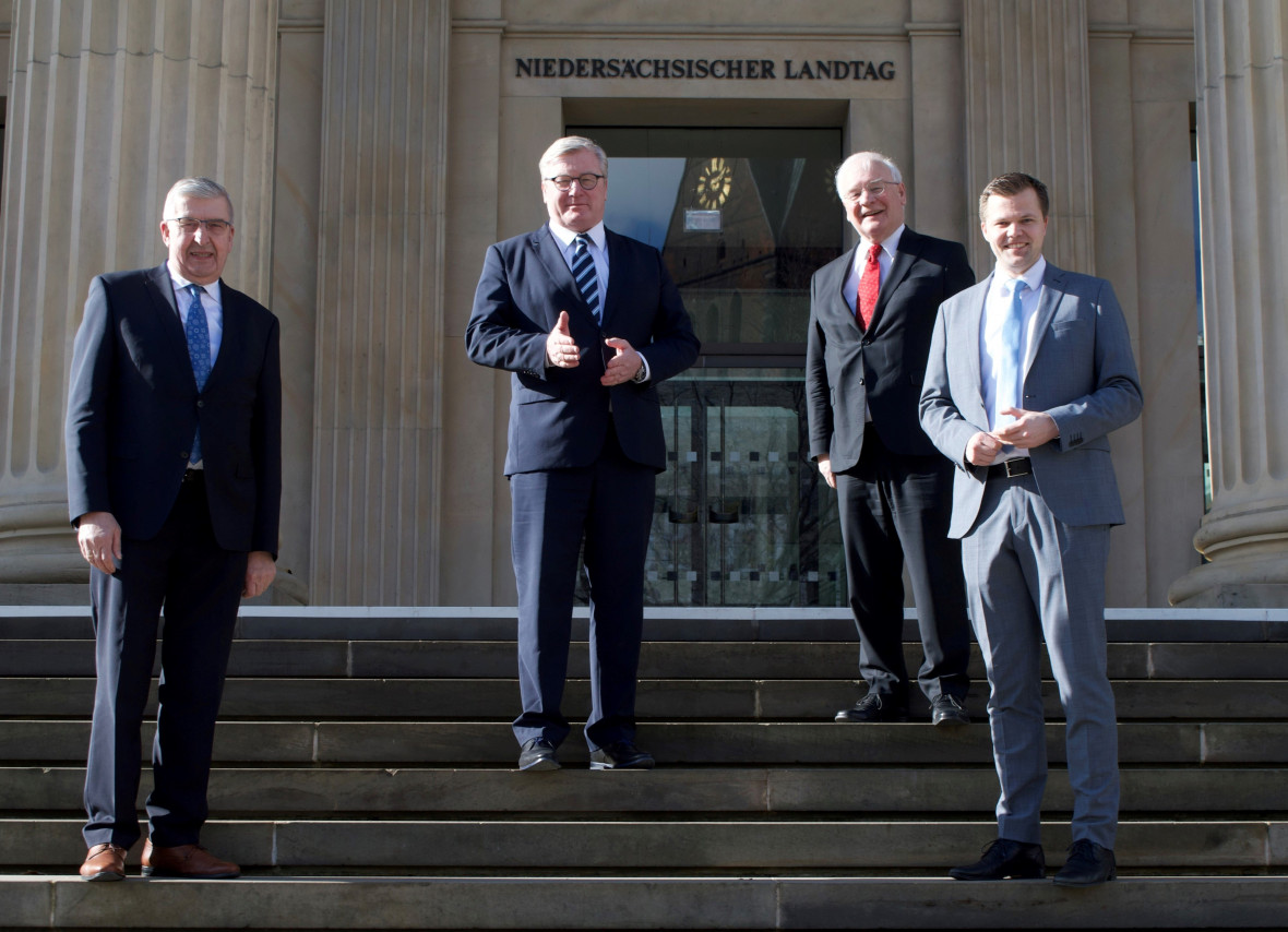 Auf dem Foto (von links): Bernd-Carsten Hiebing, Wirtschaftsminister Dr. Bernd Althusmann, Bernd Busemann und Christian Fühner.