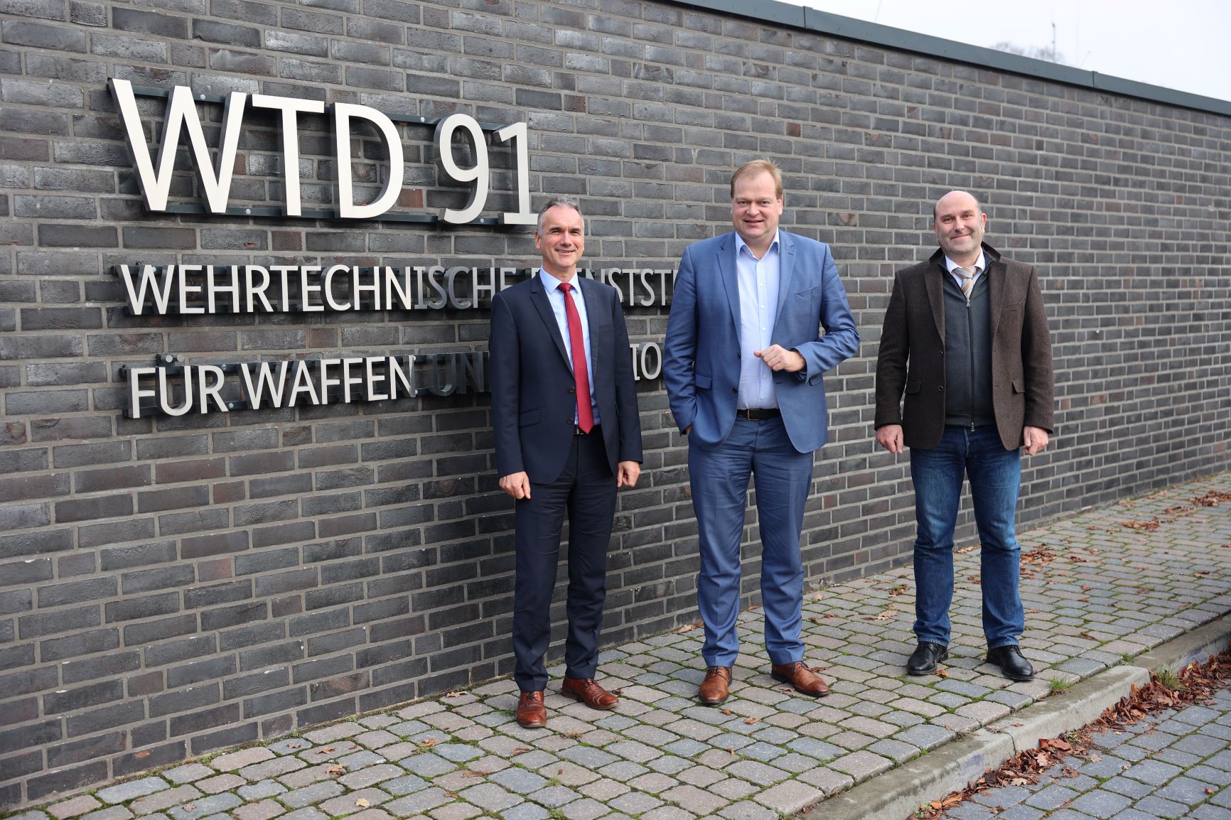 von li. nach re.: Direktor der WTD Frank Dosquet, MdB Albert Stegemann und Stv DStLtr Christoph Lammers.